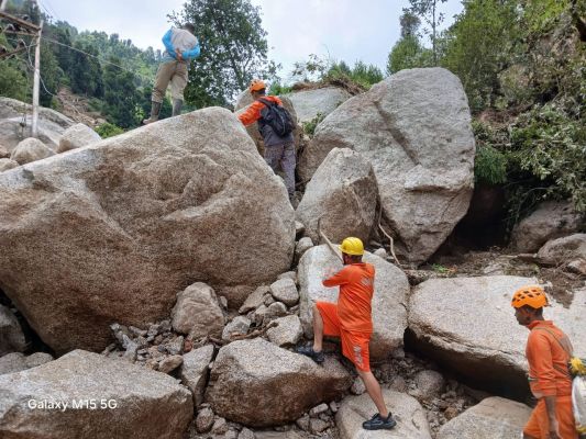  हिमाचल में रेड अलर्ट के बीच मंडी में फिर फटा बादल, 9 जिलों में फ्लैश फ्लड की चेतावनी