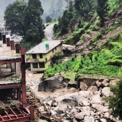 हिमाचल प्रदेश के 10 जिलों में बाढ़ का अलर्ट, मंडी व चंबा में फटे बादल, 16 दिन में 78 मौतें