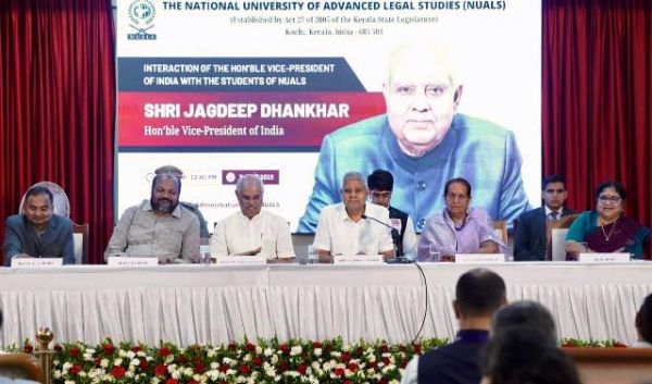 उपराष्ट्रपति ने न्यायपालिका की गिरती साख पर जताई चिंता