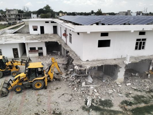 धर्मांतरण मामले के आरोपित छांगुर बाबा की कोठी के अवैध निर्माण पर चला बुलडोजर