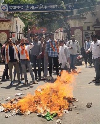  दिल्ली विश्वविद्यालय: पीएचडी परिणाम में देरी पर एबीवीपी ने किया हिंदी विभाग के खिलाफ प्रदर्शन