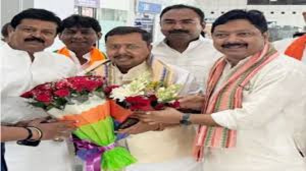 हिंदी हमारी राष्ट्रभाषा है, इसका सम्मान करना चाहिए : नितिन नबीन
