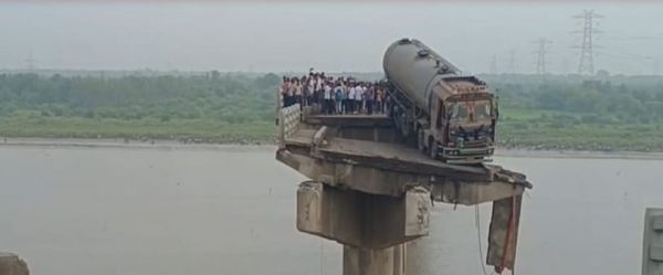  गुजरात पुल हादसा : कई वाहन नदी में गिरे, नाै की माैत, प्रधानमंत्री ने जताया दुख