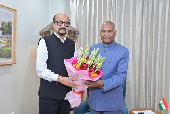 पूर्व राष्ट्रपति श्री कोविंद से राज्यपाल श्री डेका ने की सौजन्य भेंट