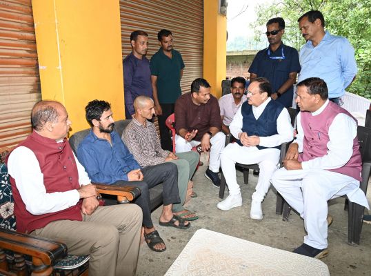  मंडी के आपदा प्रभावितों के बीच पहुंचे नड्डा, बोले– पुनर्वास में नहीं होगी कोई कमी