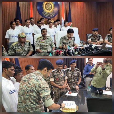 छत्तीसगढ़ : दंतेवाड़ा में 28 लाख 50 हजार के इनामी 12 नक्सलियों ने किया आत्मसमर्पण