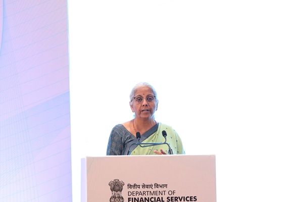 ऋण वसूली में निष्पक्षता और संवेदनशीलता अपनाएं: एनबीएफसी को वित्त मंत्री सीतारमण की सख्त सलाह