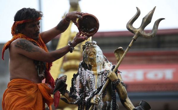 सावन का पहला दिन: काशी और हरिद्वार के मंदिरों में उमड़ी श्रद्धालुओं की भीड़