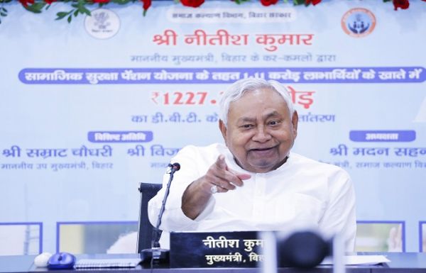 मुख्यमंत्री नीतीश ने सामाजिक सुरक्षा पेंशन की बढ़ी हुई 1100 रुपये की राशि लाभार्थियों के खातों में की हस्तांतरित