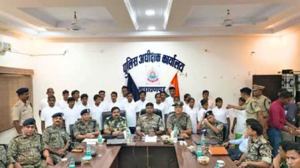 छत्तीसगढ़ : नारायणपुर में 37 लाख रुपये से ज्यादा के 22 इनामी नक्सलियों ने किया आत्मसमर्पण