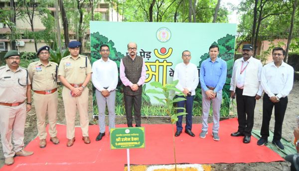 छत्तीसगढ़ : ’राज्यपाल श्री रमेन डेका ने ‘एक पेड़ माँ के नाम’ अभियान के तहत किया पौधारोपण, पर्यावरण संरक्षण का दिया संदेश’