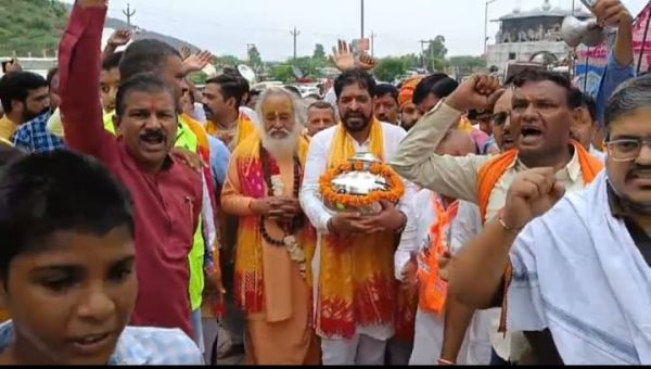 लीड- नूंह की ब्रज मंडल यात्रा में शामिल हुए चीफ इमाम, श्रद्धालुओं पर मुस्लिमों ने बरसाए फूल