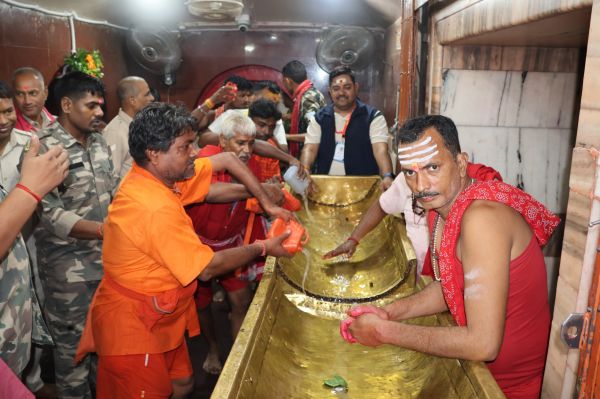 झारखंड के बासुकीनाथ धाम में दिखा आस्था और श्रद्धा का अद्भुत संगम, एक लाख से अधिक श्रद्धालुओं ने किया जलाभिषेक