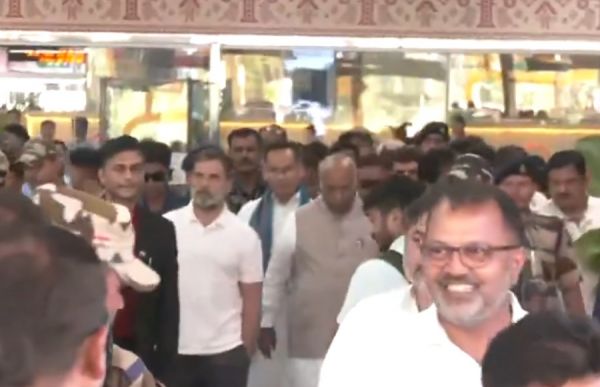  गुवाहाटी पहुंचे कांग्रेस के राष्ट्रीय अध्यक्ष खड़गे एवं राहुल गांधी