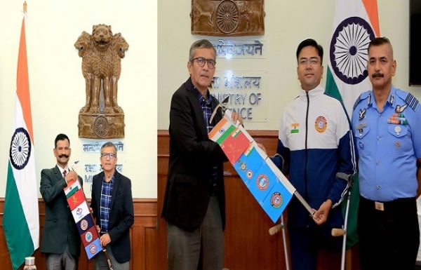 माउंट एवरेस्ट और माउंट किलिमंजारो अभियान पूरा करके लौटे पर्वतारोही, रक्षा सचिव ने किया स्‍वागत