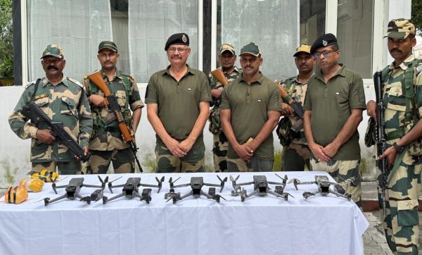  पाकिस्तान ने अमृतसर के सीमावर्ती क्षेत्रों में की घुसपैठ, बीएसएफ ने पकड़े छह ड्रोन