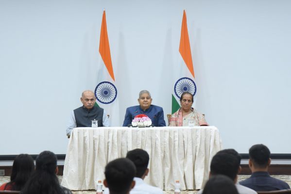  राजनीति में संवाद और सौहार्द की जरूरत: उपराष्ट्रपति