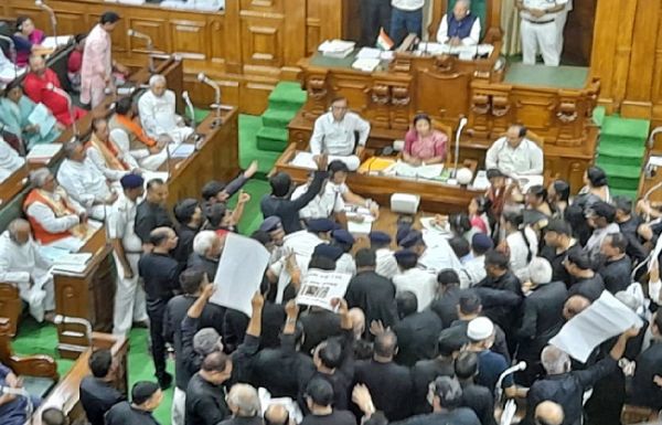 विधानसभा-विधानपरिषद में विपक्षी सदस्यों का हंगामा, सदन की कार्यवाही 2 बजे तक के लिए स्थगित