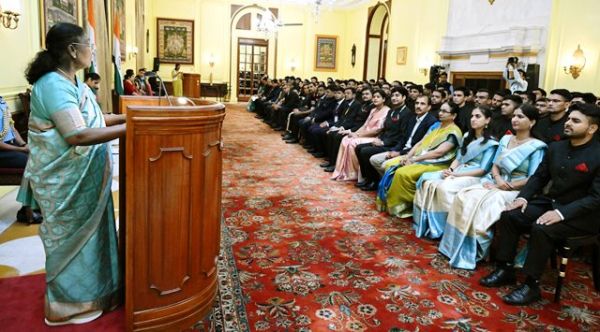 आईडीईएस, एमईएस और सीडब्ल्यूईएस के परिवीक्षाधीन अधिकारियों ने की राष्ट्रपति से मुलाकात