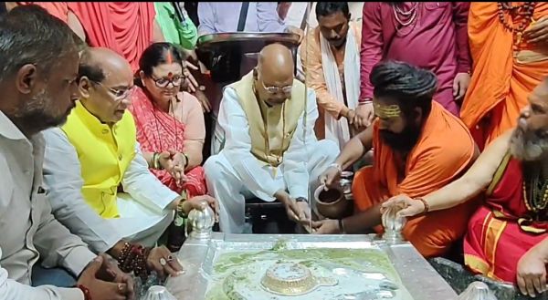 पूर्व राष्ट्रपति कोविंद ने कानपुर के प्राचीन शिव मंदिर आनंदेश्वर में की पूजा अर्चना