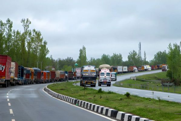 जम्मू-श्रीनगर राष्ट्रीय राजमार्ग पर यातायात आंशिक रूप से बहाल