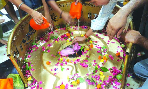  सावन की शिवरात्रि पर शिवालयों में जलाभिषेक को उमड़ी भक्तों की भीड़