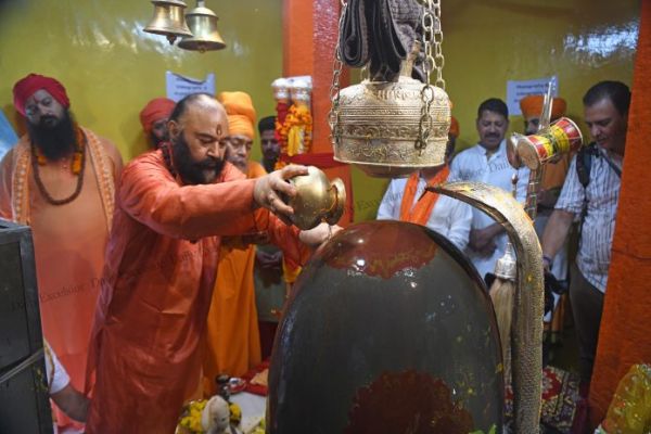 पवित्र छड़ी मुबारक को ऐतिहासिक शंकराचार्य मंदिर ले जाया गया