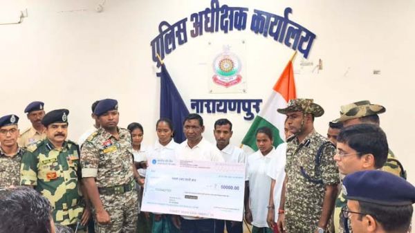 छत्तीसगढ़ के नारायणपुर में 33 लाख के इनामी आठ नक्सलियों ने किया आत्मसमर्पण