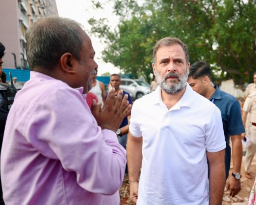 दिल्ली के जेलरवाला बाग में झुग्गी-झोपड़ी वालों से मिले राहुल गांधी