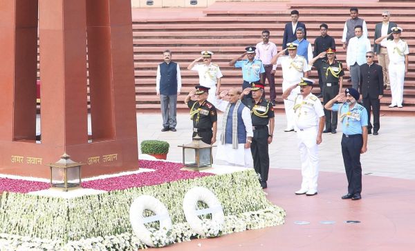 कारगिल विजय दिवस पर रक्षा मंत्री और सैन्य प्रमुखों ने राष्ट्रीय युद्ध स्मारक पर शहीदों को श्रद्धांजलि दी