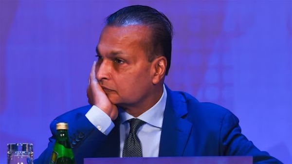 उद्योगपति अनिल अंबानी की कंपनियों पर तीसरे दिन भी ईडी की छापेमारी