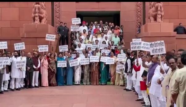 डिंपल यादव के समर्थन में संसद के बाहर राजग सांसदों का प्रदर्शन
