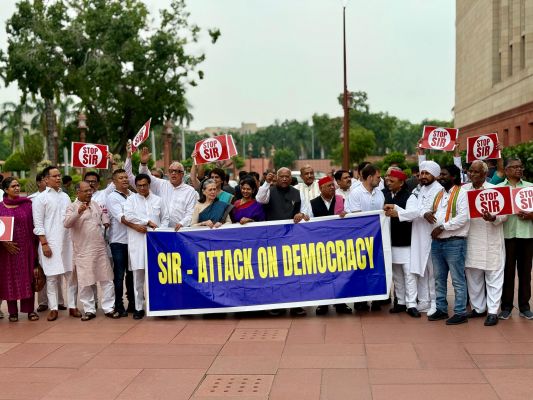 एसआईआर के विरोध में संसद भवन परिसर में विपक्षी सांसदों का प्रदर्शन