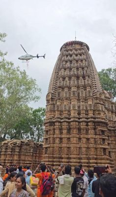 छत्तीसगढ़ : हर-हर महादेव से गूंज उठा भोरमदेव : मुख्यमंत्री श्री विष्णुदेव साय ने हेलीकॉप्टर से पुष्पवर्षा कर हजारों कांवड़ियों का किया भव्य स्वागत