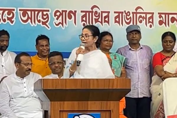  चुनाव आयोग &ldquo;भाजपा का दास&rdquo; बनकर काम कर रहा है : ममता बनर्जी