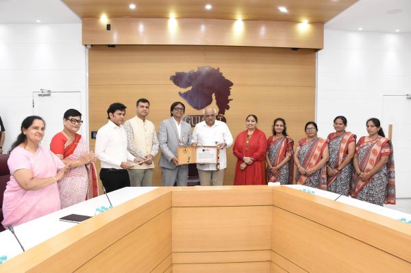 गुजरात की आँगनबाड़ी बहनों ने सरहद के जवानों की रक्षा के लिए भेजीं 3.5 लाख से अधिक राखियाँ, इंडिया बुक ऑफ रिकॉर्ड में दर्ज