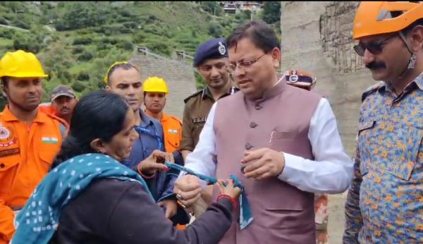 आपदाग्रस्त इलाके में फंसी एक महिला ने धोती फाड़कर मुख्यमंत्री को बांधी राखी, रेस्क्यू के लिए जताया आभार