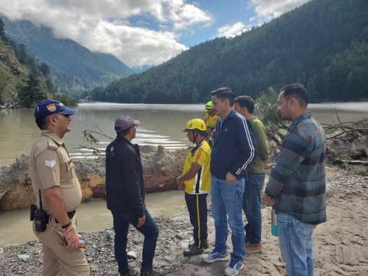 भागीरथी नदी पर झील बनने से हर्षिल पर खतरा, गंगोत्री हाईवे व हेलीपैड डूबे, डीएम ने किया निरीक्षण