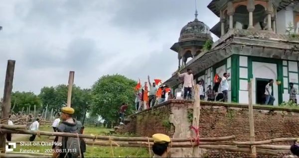 उत्तर प्रदेश के फतेहपुर में मकबरा पर हिन्दू संगठनों ने फहराया भगवा, स्थिति तनावपूर्ण