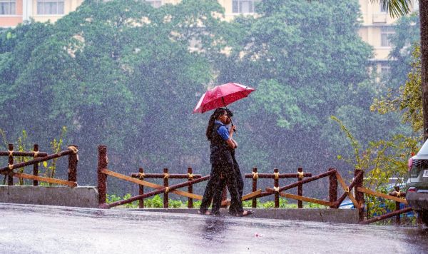 कई राज्यों में भारी वर्षा की चेतावनी, उत्तराखंड और हिमाचल के लिए रेड अलर्ट जारी