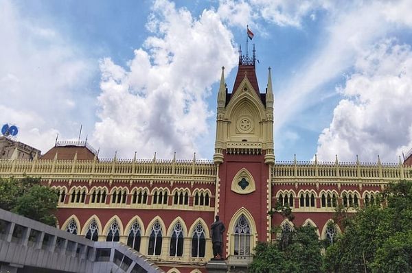 कलकत्ता हाई कोर्ट के सामने दो महिलाओं ने की आत्मदाह की कोशिश