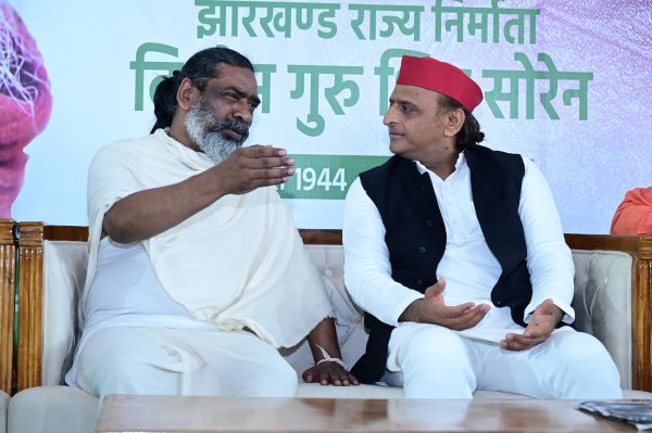 समाजवादी पार्टी के अध्यक्ष अखिलेश यादव पहुंचे नेमरा, शिबू सोरेन को दी श्रद्धांजलि
