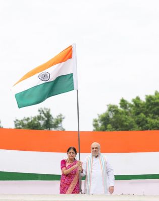  हर घर तिरंगाः अमित शाह ने अपने आवास पर फहराया तिरंगा