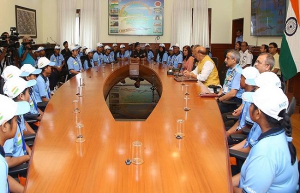 रक्षा मंत्री ने अंडमान और निकोबार द्वीप समूह के आदिवासी छात्रों से बातचीत की