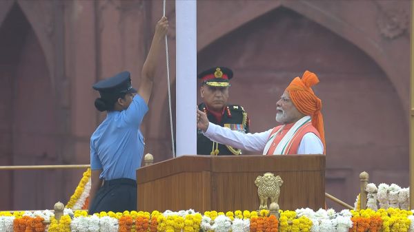 लाल किले पर प्रधानमंत्री ने फहराया राष्ट्रीय ध्वज