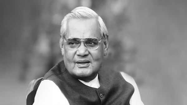 राष्ट्रपति मुर्मू और पीएम मोदी ने 'सदैव अटल' स्मारक पर अटल बिहारी वाजपेयी को श्रद्धांजलि अर्पित की