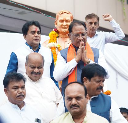 छत्तीसगढ़ : मुख्यमंत्री विष्णुदेव साय ने अटल चौक पर पूर्व प्रधानमंत्री अटल बिहारी वाजपेयी को पुण्यतिथि पर श्रद्धांजलि अर्पित की