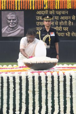 राष्ट्रपति, प्रधानमंत्री सहित अनेक वरिष्ठ नेताओं ने &lsquo;सदैव अटल&rsquo; पर पूर्व प्रधानमंत्री अटल बिहारी वाजपेयी को श्रद्धांजलि अर्पित की