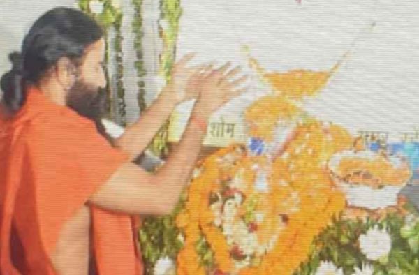 दिशोम गुरु के श्राद्ध भोज में पहुंचे बाबा रामदेव, राज्यपाल ने भी नेमरा पहुंचकर दी श्रद्धांजलि