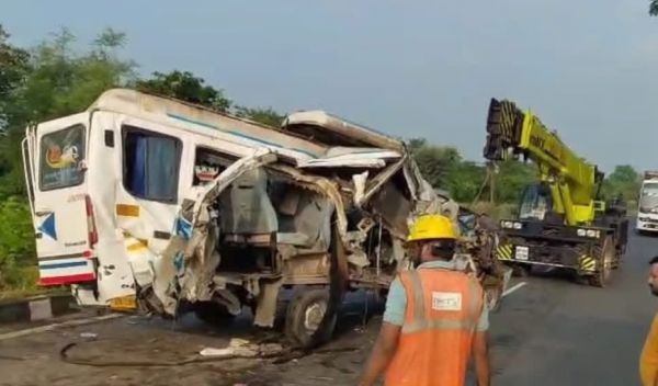 शिवपुरी- ट्रक और ट्रैवलर में आमने-सामने की भिंडत, गुजरात के चार लोगों की मौत